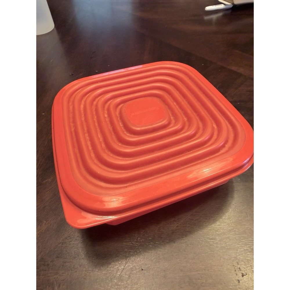 Tupperware Stuffables Square Storage Container 16191–2.    1.2 Liter